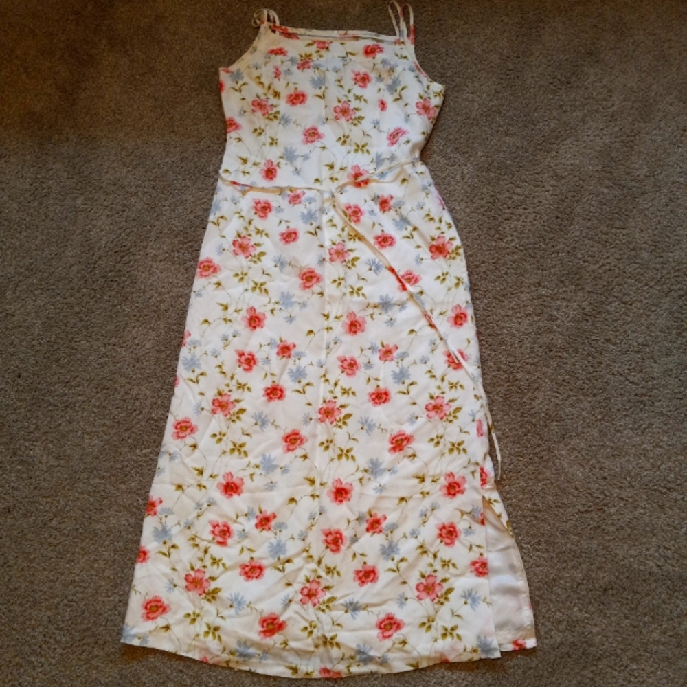 Chaber Kimono-style White Gown with Floral Pattern
